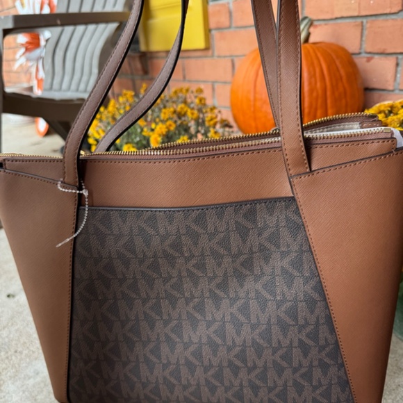 New With Tags Brown Leather Michael Kors Maddie Tote - Picture 2 of 3